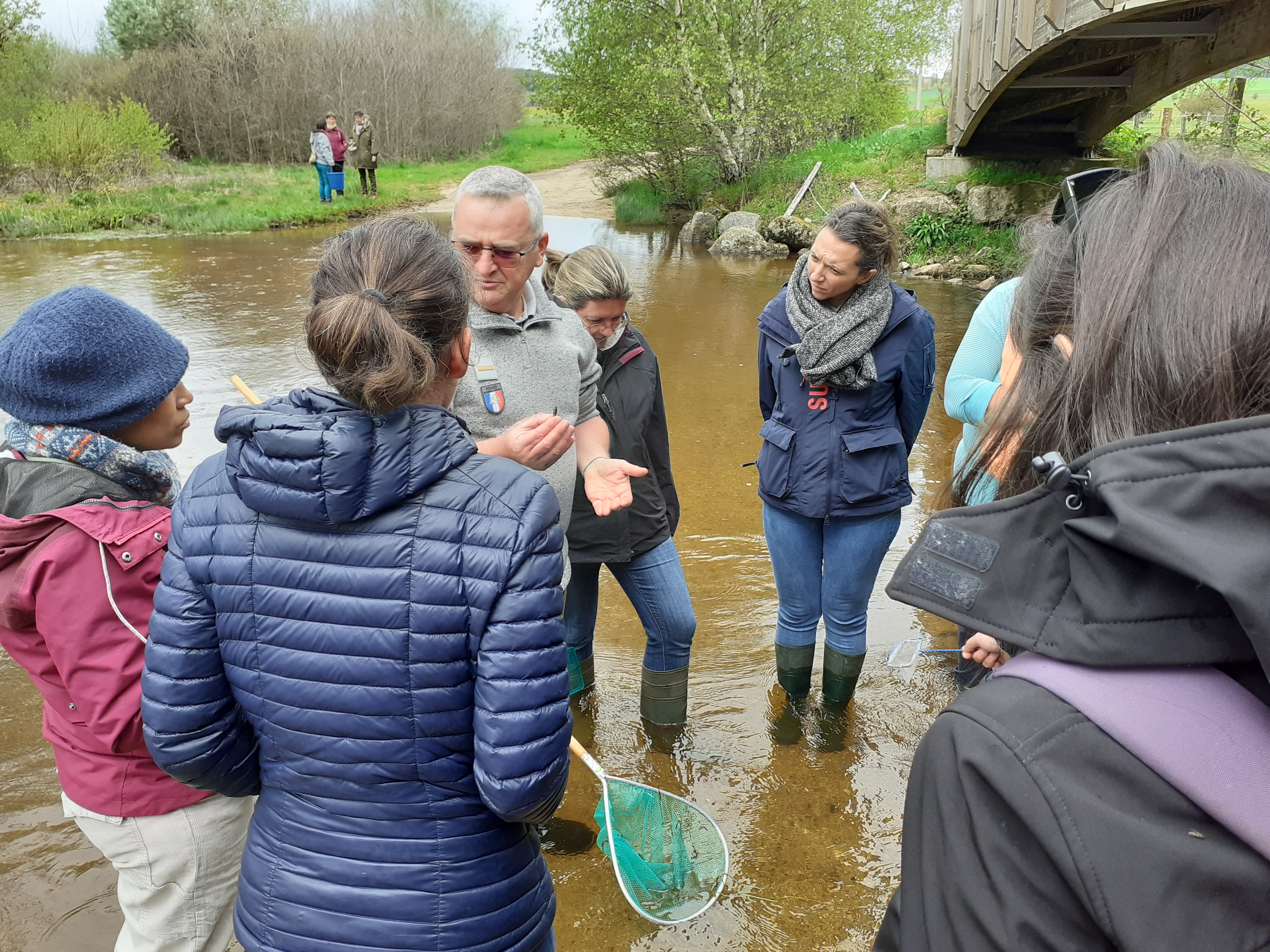 Formation Ecole Dehors avec des agents de l'OFB - recherche de macroinvertébrés dans le POntajou